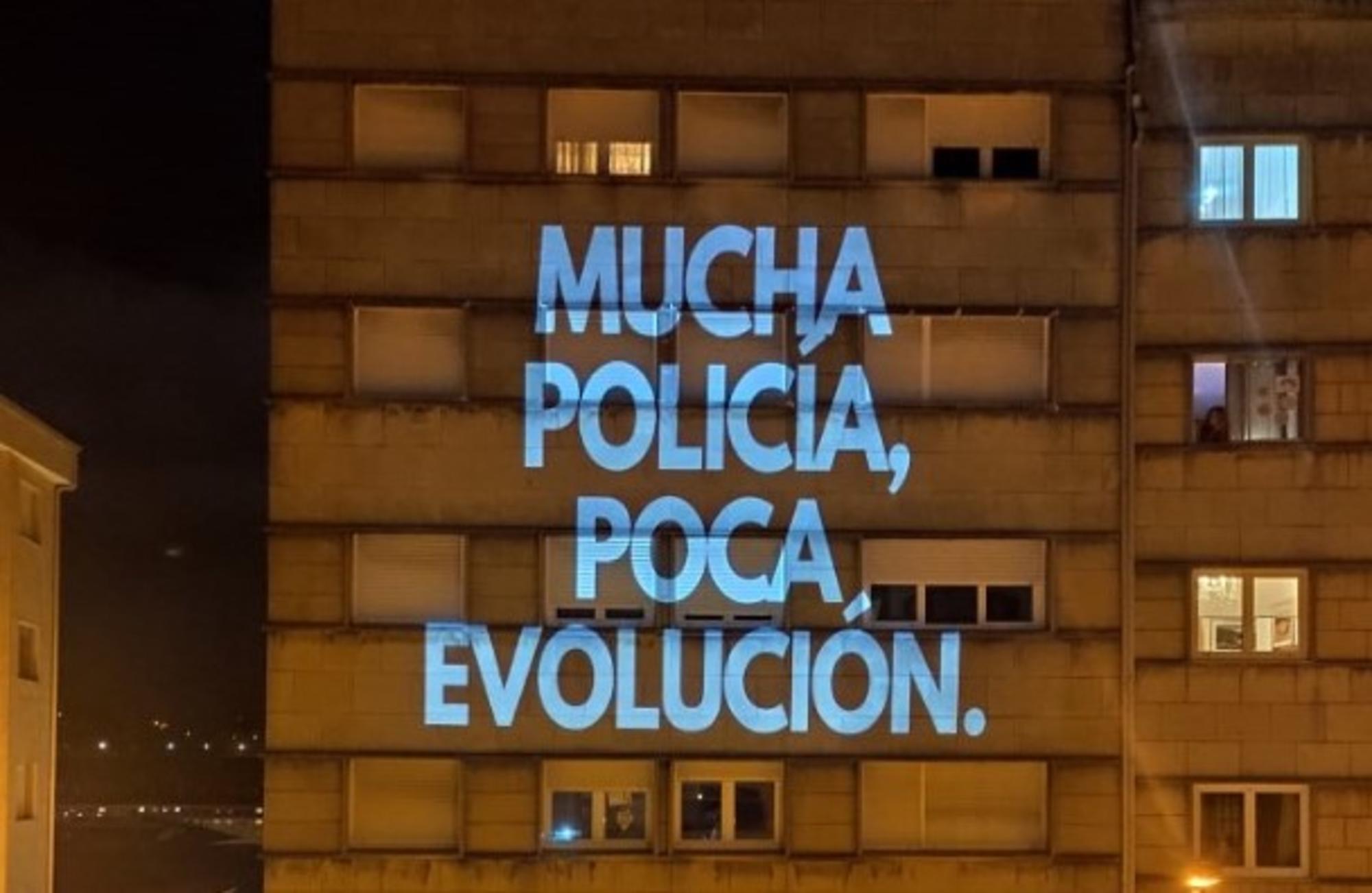 Proxección de Escola Unitaria tras a visita da policía